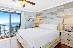 A bed or beds in a room at Costa Vista Townhomes