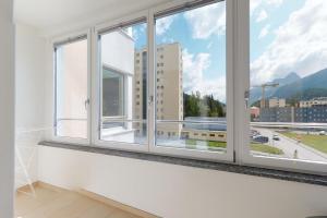 ein Fenster mit Stadtblick in der Unterkunft Apartment Ova Cotschna 301 in St. Moritz