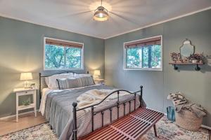 Ένα ή περισσότερα κρεβάτια σε δωμάτιο στο Modern and Unique Cabin with Deck by Lake Gregory!