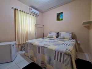 sypialnia z łóżkiem z kocem w obiekcie Casa do Anjo w mieście Fernando de Noronha