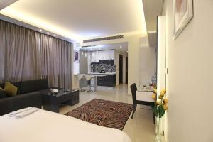 Postel nebo postele na pokoji v ubytování Palm Ville Suites