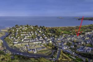 uma vista aérea de uma cidade com uma seta vermelha em Preswylfa em Abersoch