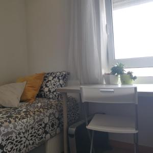 Zimmer mit Sofa, Tisch und Fenster in der Unterkunft Forts in Lissabon