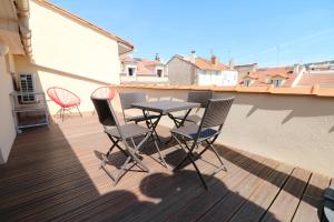 uma mesa de pátio e cadeiras numa varanda em Rooftop terrasse 1 bedroom in rue d'Antibes, 5 min from the Croisette 214 em Cannes