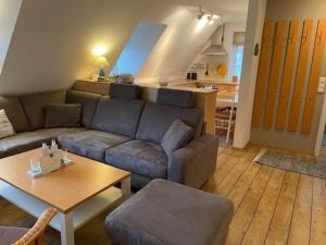 - un salon avec un canapé et une table dans l'établissement Navigare, à Wyk auf Föhr