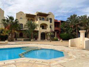 uma villa com piscina em frente a uma casa em El Gouna, Red Sea, Egypt, West Golf 2 Bedroom Flat em Hurghada