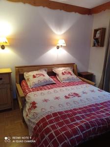 A bed or beds in a room at APPARTEMENT COSY 5 PERSONNES PRES DES PISTES