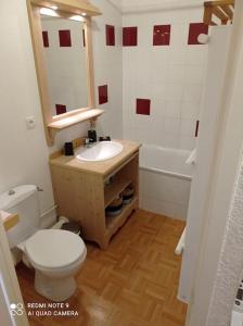 Баня в APPARTEMENT COSY 5 PERSONNES PRES DES PISTES