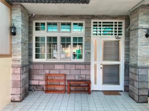 a house with two benches in front of a door at 梵妮民宿 Funny Guesthouse-包棟民宿 in Puli