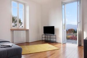 拉韋諾蒙貝洛的住宿－Casa Corten Mountain Lago Maggiore，带沙发、电视和窗户的客厅