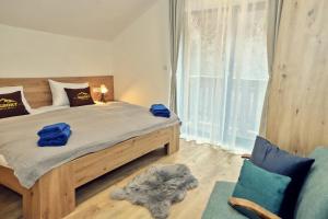 Tempat tidur dalam kamar di Resort Biela Skala - CHALET
