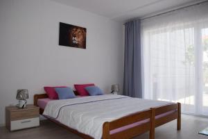 En eller flere senge i et værelse på Holiday apartment in Tribunj with terrace, air conditioning, W-LAN 5034-1