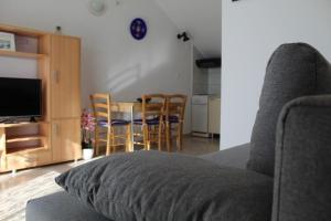- un salon avec un canapé et une table avec des chaises dans l'établissement Apartment in Tribunj with sea view, balcony, air conditioning, W-LAN 5034-2, à Tribunj