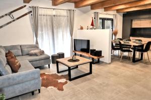 een woonkamer met een bank en een tafel bij Resort Biela Skala - CHALET in Brezno
