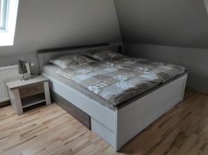 En eller flere senge i et værelse på Privatzimmer Guhl