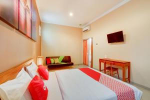 Ένα ή περισσότερα κρεβάτια σε δωμάτιο στο OYO 3496 Griya Gayatri Syariah