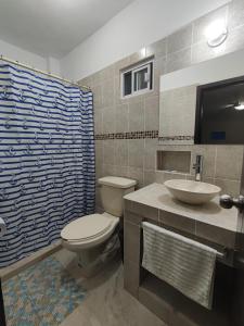 a bathroom with a toilet and a sink and a shower at Hotel Popeye in Ciudad Valles