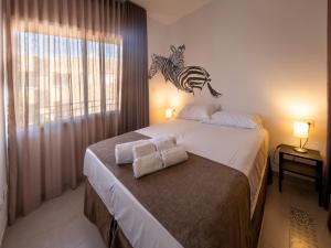 ein Schlafzimmer mit einem Bett mit zwei Handtüchern darauf in der Unterkunft Las Cebras Apartamentos Turísticos in Benicarló