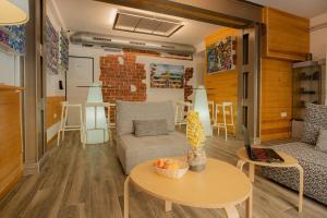 - un salon avec un canapé et une table dans l'établissement Las Cebras Apartamentos Turísticos, à Benicarló