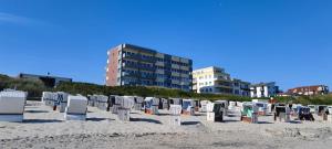 Galeriebild der Unterkunft Panorama, Heimathafen 17 - Ferienwohnung mit Balkon - direkt am Strand in Wangerooge