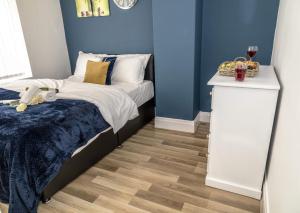 מיטה או מיטות בחדר ב-Property Malak Homz - Norton Hillside-on-Tees 7 Sleeper, 4 Bedroom house