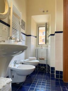 uma casa de banho com um lavatório e um WC. em San Giovanni Garden House em Roma