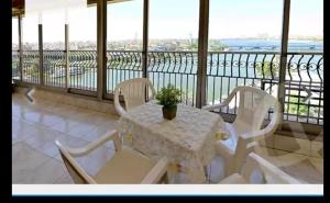 Biały stół i krzesła na balkonie w obiekcie Omar Apartment w Kairze