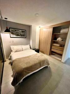een slaapkamer met een groot bed in een kamer bij Cómodo apartamento con excelente ubicación in Armenia