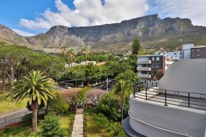 Cape Town的住宿－Albany Court P4 by CTHA，享有带桌山的海角镇美景