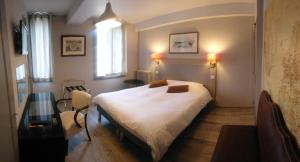 A bed or beds in a room at L'auberge Du Cochon D'or