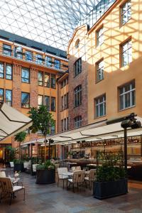 Villa Dagmar في ستوكهولم: ساحة مع طاولات وكراسي ومبنى