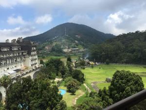 uma vista para um resort com uma montanha ao fundo em Apartamento Inteiro com Vista do Lago Quitandinha em Petrópolis