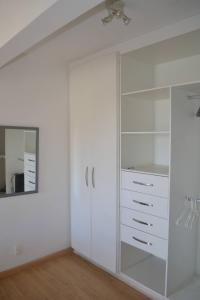Vonios kambarys apgyvendinimo įstaigoje Apartamento Inteiro com Vista do Lago Quitandinha