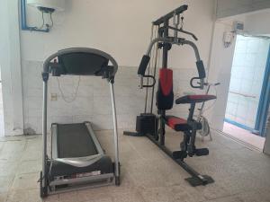 um ginásio com duas bicicletas de exercício e uma passadeira em Las Palmas del Daymán em Termas del Daymán