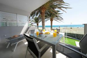 Un comedor con mesa y vista a la playa. en ConMar, en San Agustín
