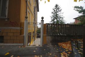 um portão em frente a um edifício com folhas no chão em Antinori's House em Perugia