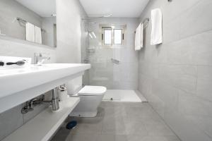 Kúpeľňa v ubytovaní Apartamentos Los Papagayos + 37 fotografií