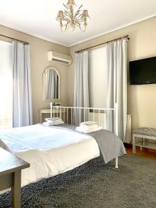 Un pat sau paturi într-o cameră la Marousi Boutique Apartment