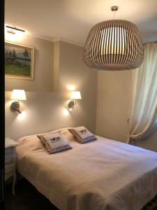 een slaapkamer met een bed met twee kussens erop bij Nant d Ant in Samoëns