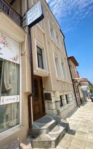 um edifício com um sinal na lateral em Къща за гости Кребс guesthousekrebs em Shumen