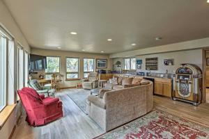 uma grande sala de estar com sofás e uma cozinha em Lake Tahoe Shoreside Retreat Stunning Lake Views! em Elk Point