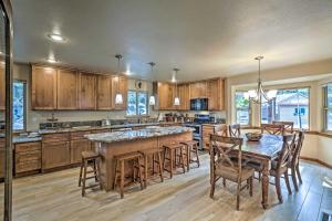 uma cozinha com armários de madeira e uma mesa com cadeiras em Lake Tahoe Shoreside Retreat Stunning Lake Views! em Elk Point