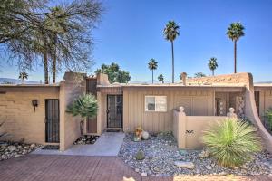 ツーソンにあるCatalina Foothills, Tucson Valley Hub with Viewのヤシの木が茂る砂漠の家