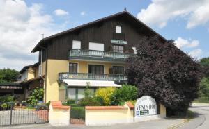 un gran edificio con un cartel delante en Landgasthof Venushof, en Bad Griesbach