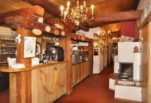 eine Bar in einem Restaurant mit Holzwänden in der Unterkunft Landgasthof Venushof in Bad Griesbach