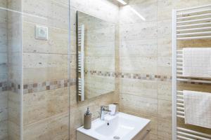La salle de bains est pourvue d'un lavabo et d'un miroir. dans l'établissement Öreghegyi Bika Panzio, à Székesfehérvár