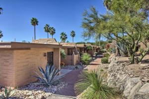 una casa en el desierto con palmeras y un camino en Catalina Mountain Studio Tucson Valley Views en Tucson