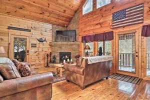 Φωτογραφία από το άλμπουμ του Woodsy Retreat with Hot Tub, 8 Mi to Dollywood! σε Sevierville