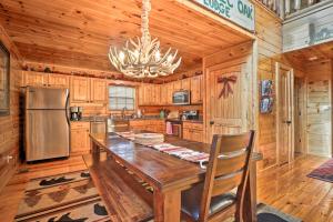 Φωτογραφία από το άλμπουμ του Woodsy Retreat with Hot Tub, 8 Mi to Dollywood! σε Sevierville