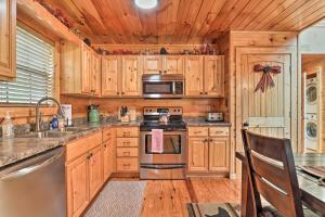 Φωτογραφία από το άλμπουμ του Woodsy Retreat with Hot Tub, 8 Mi to Dollywood! σε Sevierville +23 φωτογραφίες